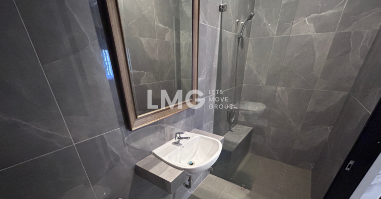 royale bintaro 3 bathroom